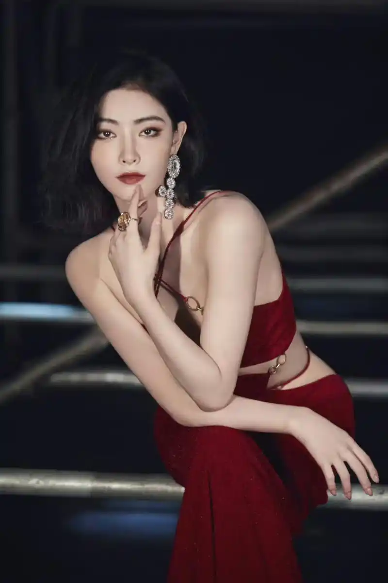 许佳琪一身红色装扮真的是太惊艳了!美丽又性感!#养眼美女