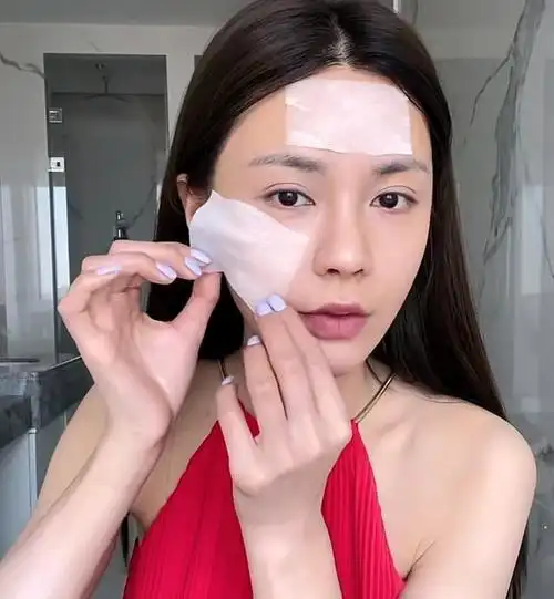 沈梦辰素颜引争议,鼻子大皮肤黑像男人,贴鼻贴转换镜头太可疑