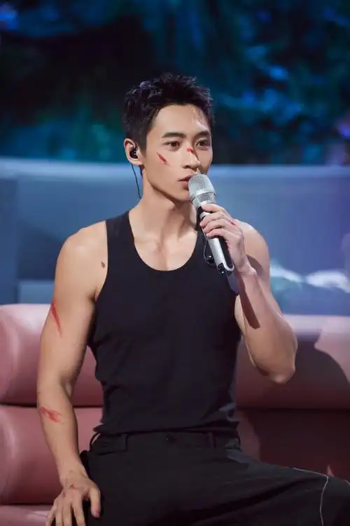 太忙了 也不知道该听歌还是盯着肌肉#魏晨大侦探8黑色背心造型