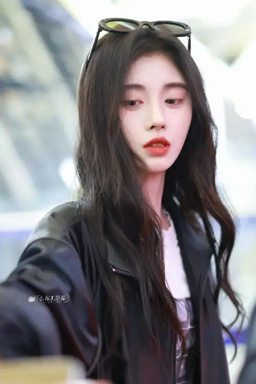 鞠婧祎机场造型