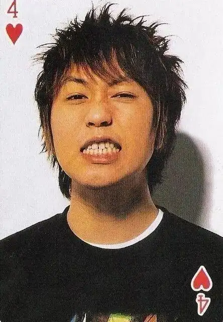 个一直没去纠正牙缝的,就是前一阵刚与蔡依林传绯闻操碎粉丝心的阿信