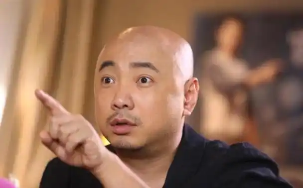 徐峥当初靠着《春光灿烂猪八戒》爆红的,之后徐峥便不在意自己的光头