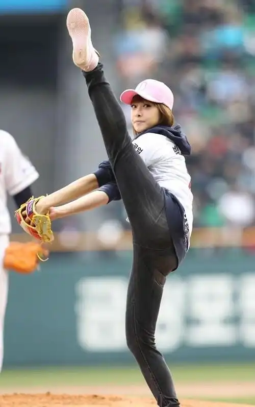 上天一定是在宋茜的体内注入了软化剂吧~↓↓↓像劈叉这样的事情对她