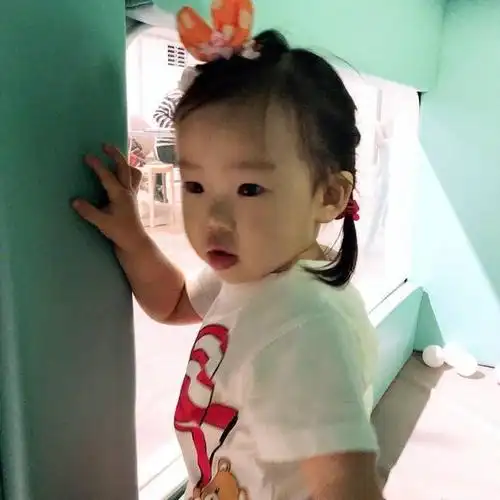 伊能静晒米粒喝奶照网友纷纷呼吁1岁以上的小朋友不要用奶瓶