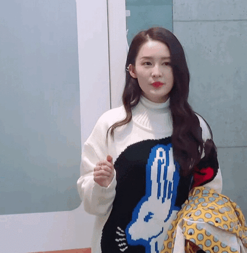 李沁,钟楚曦同综艺比美!究竟谁的衣品更胜一筹?_网易订阅