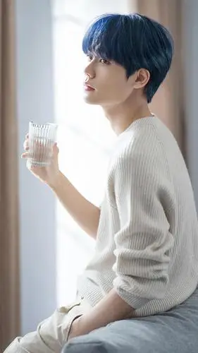 小鲜肉林彦俊蓝发阳光帅气写真,明星-手机壁纸