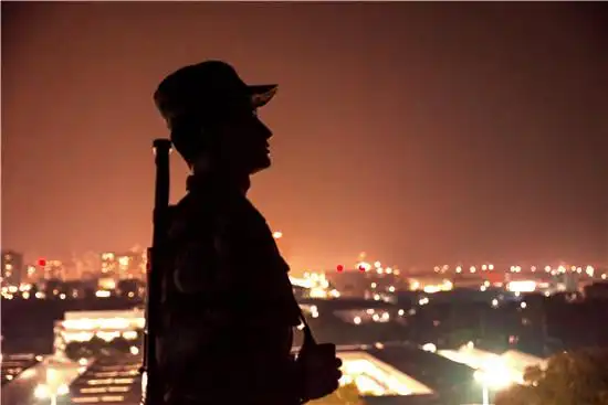 不一样的色彩组成军人的"夜"生活|军人|武警战士|执勤_新浪新闻