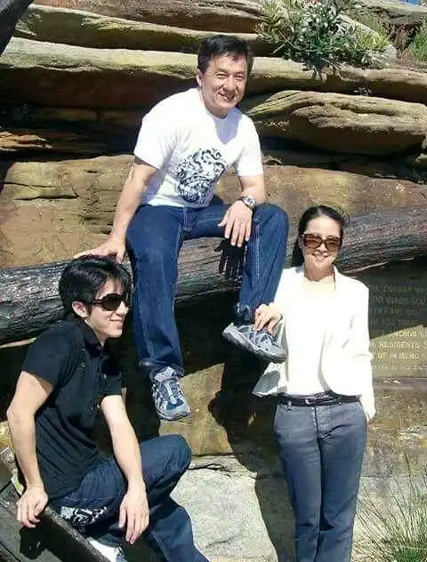 儿子房祖名吸毒事件曝光后,成龙怕林凤娇孤独,经常陪林凤娇聊天,可以