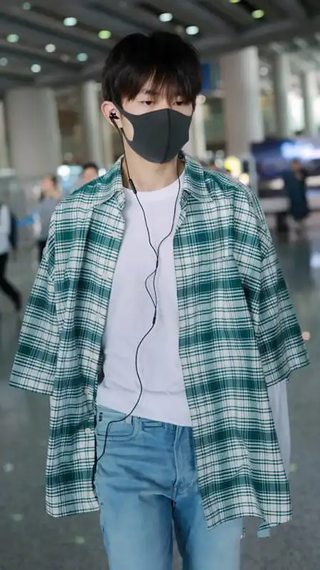 原创夏天怕晒黑就要像易烊千玺这样穿外穿格子短袖搭长袖好帅