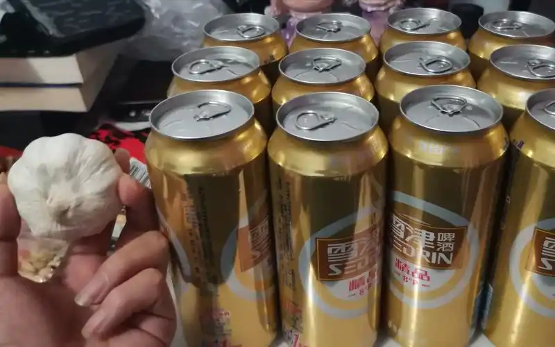 南方小伙在家喝酒解闷,硬核下酒菜生蒜一头,一口气连喝几瓶真爽