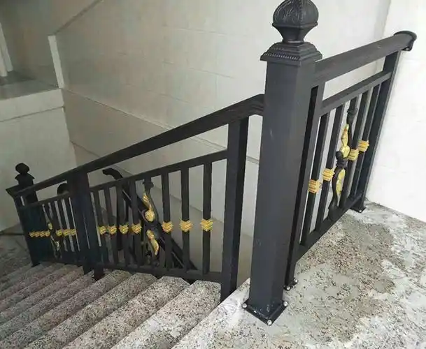 铝艺楼梯扶手采用铝合金材质制成,铝合金材质天然的表面抗氧化性能,给