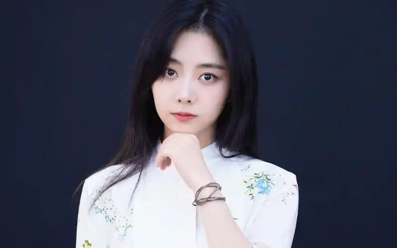 谭松韵长相甜美,气质清纯可人,却有着与其年纪不符的大气与成熟