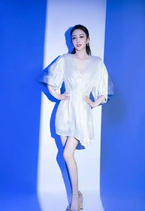 36岁佟丽娅一改往日风格,利落超a发型拍大片,气质越来越时尚_身材_一