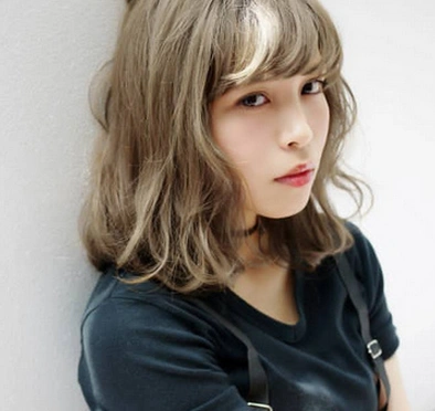 女生苦亚麻色头发图片