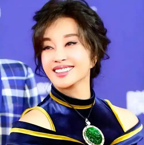 被刘晓庆老年状态惊艳:棒球帽,大卷发,紧身裙,70岁还性感非凡_衣服