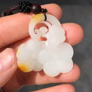 新疆狭义和田玉挂件籽料一级白羊脂玉苏工花开富贵女士洒金皮吊坠