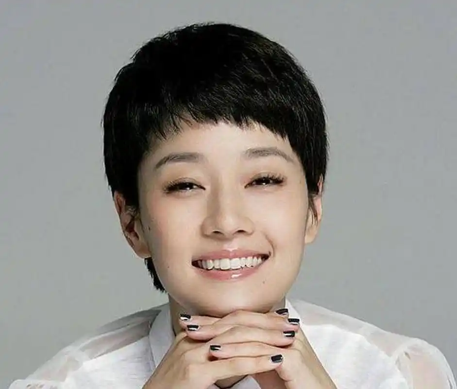 看来和文章复合无望了,近日两人合作新剧,在聚会时,马伊俐倒在高伟光