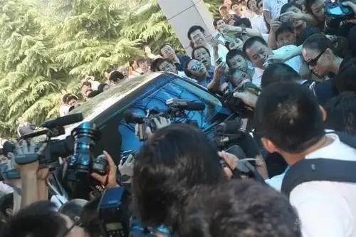 图文文兴宇追悼会宋丹丹的车被围的水泄不通