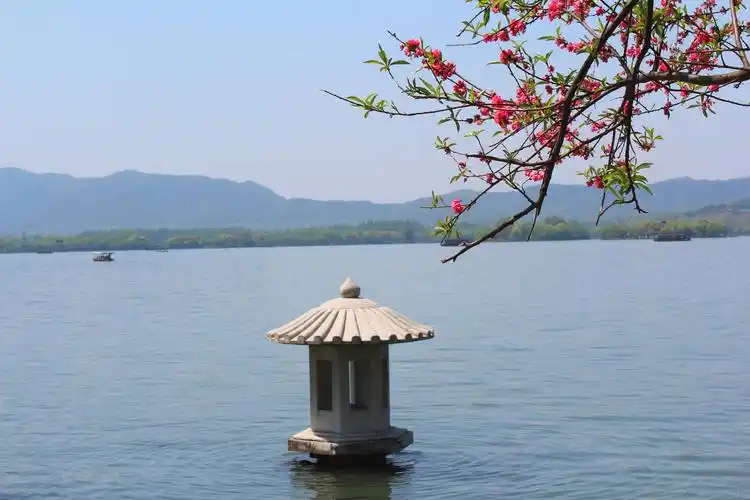 人文历史的名城,也是一座有着得天独厚的地理位置和优美的风景的城市