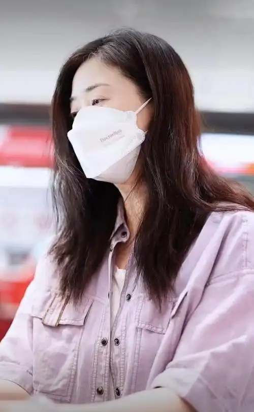 40岁蒋欣现身机场紫色短袖外套搭配阔腿裤休闲减龄又显瘦