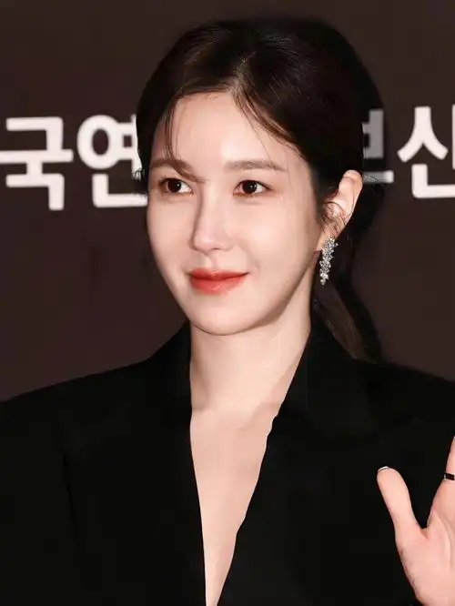 李智雅也太有财阀气质了吧