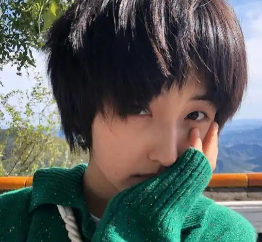 原创张子枫终于摆脱锅盖头穿白色t恤录宣传片中分短发显成熟