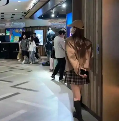 并称身高大约168,还是那么美!