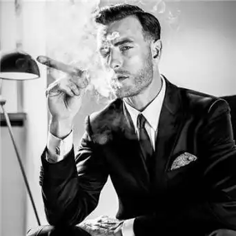 2021超拽男生黑白头像霸气成熟范男生抽烟头像