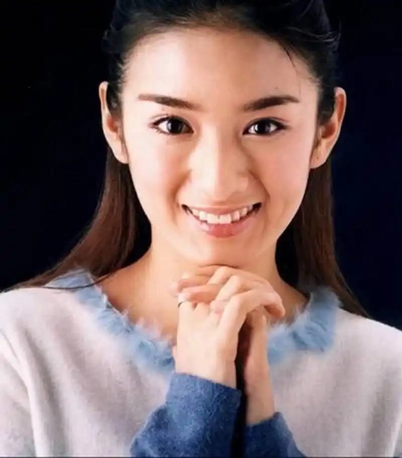 因为多动,黄奕还曾爬上七八米的高楼,翻窗入户.