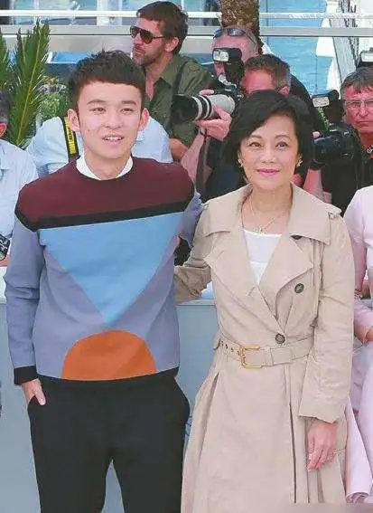 董子健家庭背景强大妈妈是王京花不算牛爸爸身份更不容小觑