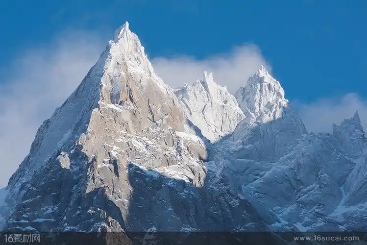 高耸入云的雪山高清摄影图片