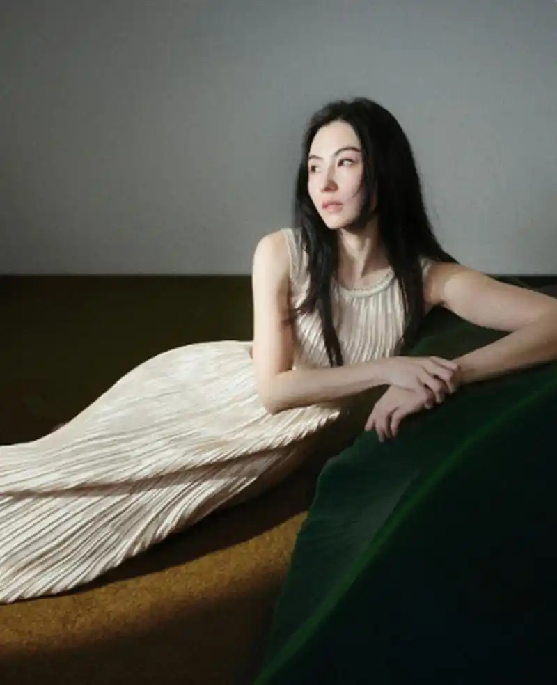 张柏芝最近出了一组杂志封面大片,照片中她气场十足,黑色披肩长发酷飒