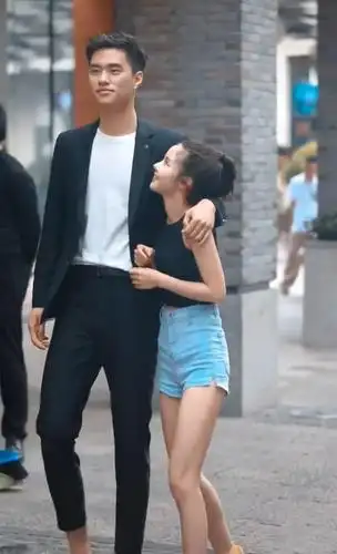 最萌30cm身高差牵手:体重差了2倍,仅因一点,腿长意外一样