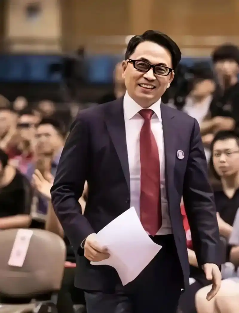 投资巨头高瓴资本的创始人张磊,如今已拥有359亿身价.