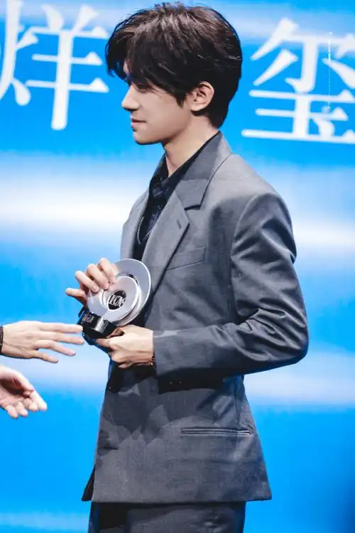 易烊千玺年度icon##易烊千玺芭莎台下镜头