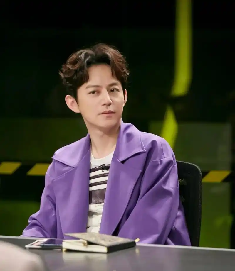 发际线高留哪个发型?46岁何炅就是模板,剪刘海发型青春帅气