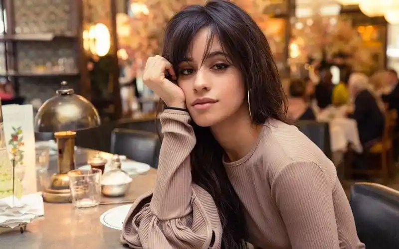 camilacabello观看jba妹小破团霉霉等当红歌星时的反应