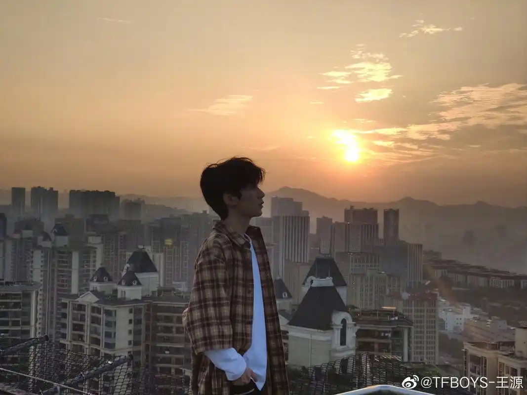 的王源上线更新微博,发布了一张伫立在山城夕阳与矗立大厦中的照片