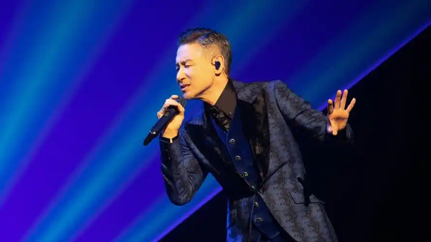 张学友被传病危后首现身,自称"杨过"表演劈叉,向观众诚挚道歉