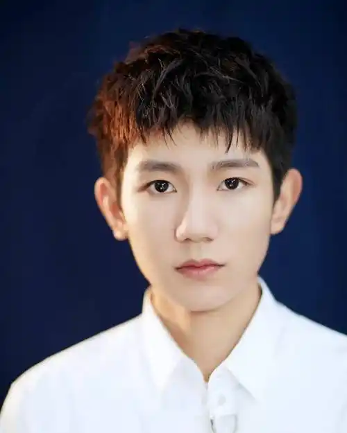 鹅蛋脸想要学陈伟霆的挑眉杀?修出好看的眉型你也可以!