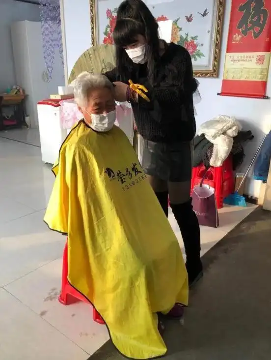 点赞只为那份恩情这位39岁的女理发师义务为村民理发13年