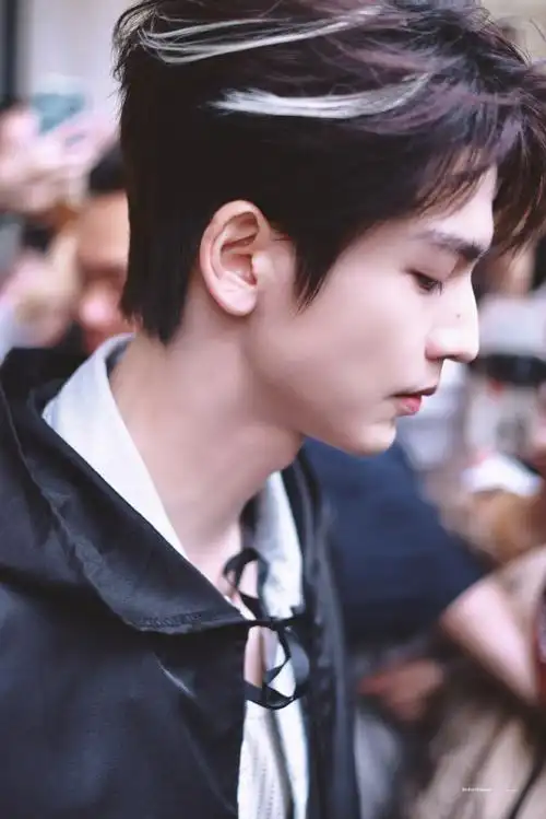 2男嘉宾挑染#9615#张凌赫挑染发型#老师,这是谁家酷炫的小帅哥啊