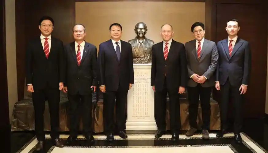 霍启文虽然也没有传来婚讯,但早前他被曝有了新恋情,女方甜美可人,跟