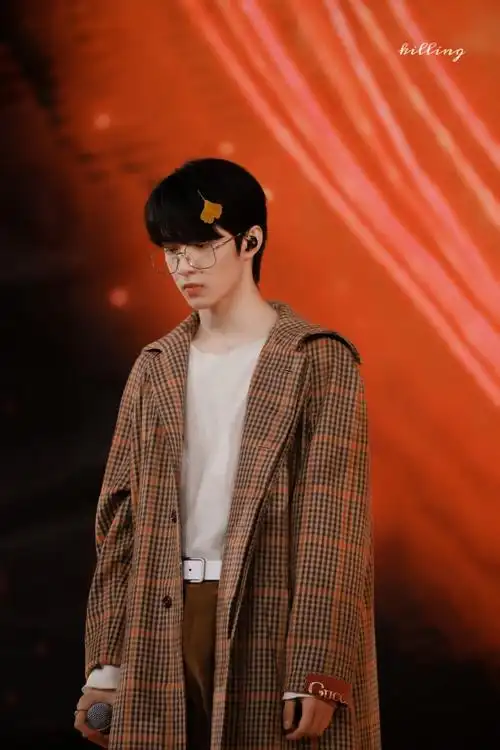 五月粉丝见面会刘耀文舞台《黄昏》9p一天有二十四小时 不止在黄昏爱