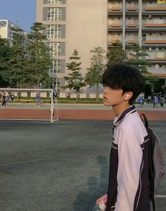 "有谁拒绝得了真人网恋头像呢"