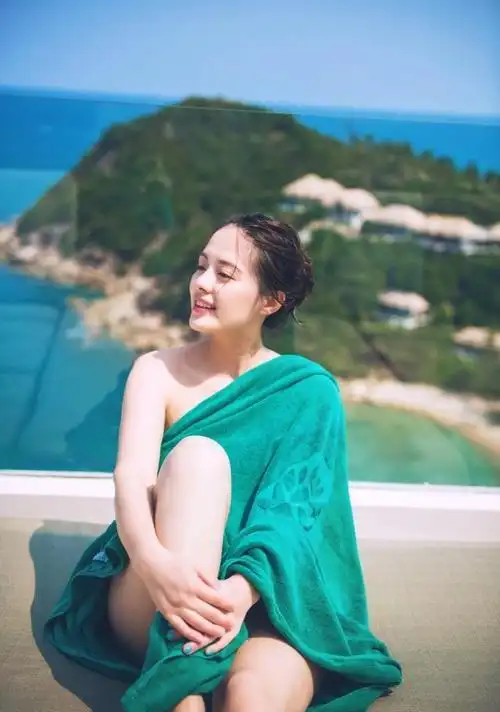 王力可一袭白色纱裙海边拍美照,展现清纯可爱的撩人风情,小性感