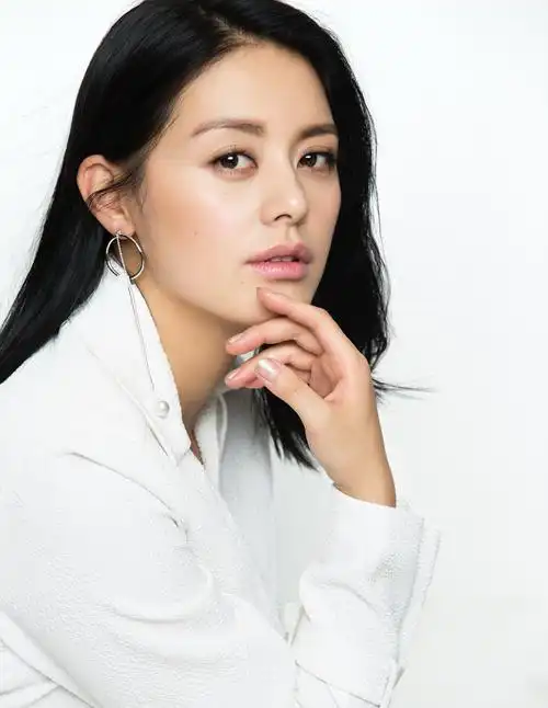 近日,"正剧女王"王力可曝光了一组最新淡妆白衣写真大片,图片中