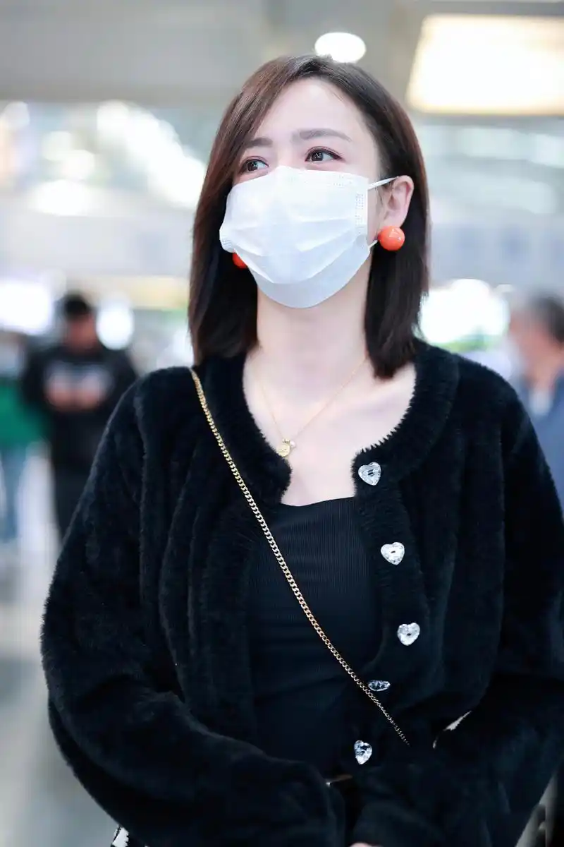 佟丽娅 最新机场街拍,毛绒短外套搭配棋盘格休闲裤,时尚舒适又保暖!