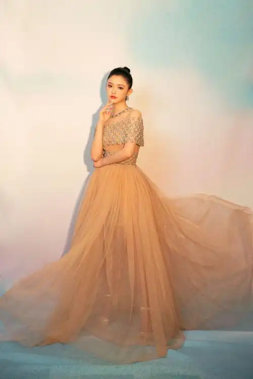 林允裸色珍珠薄纱礼服性感图片28