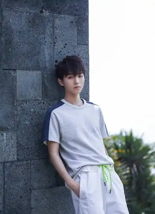 王俊凯最新综艺照,淡紫牛仔套装搭小螃蟹衬衫,完全阳光美少年_休闲